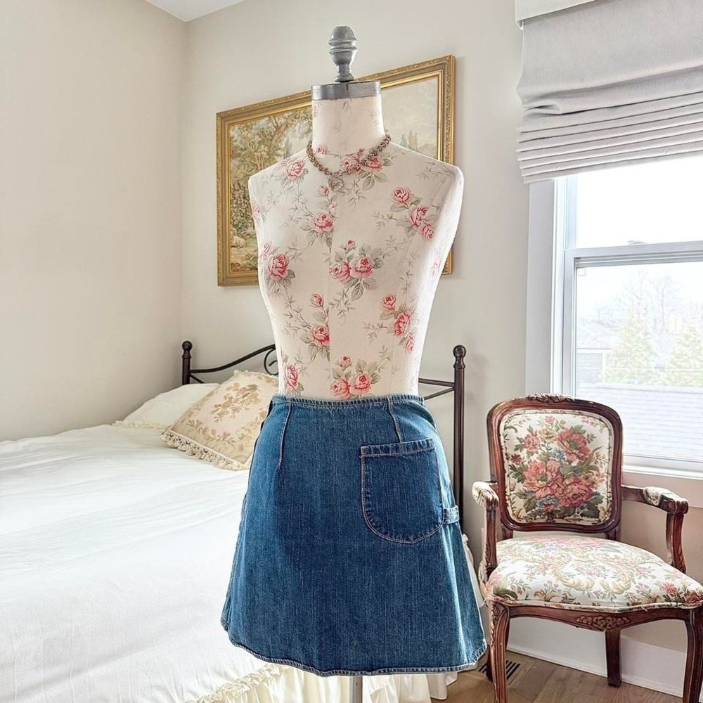 Jean mini skirt

y2k rag size medium‎